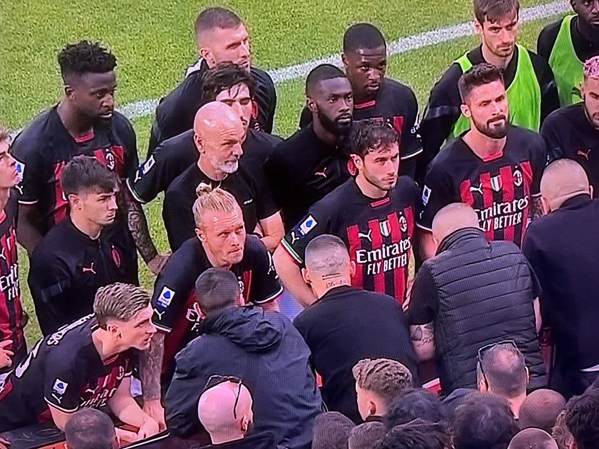 pisto_gol's tweet photo. Secondo la stima di #SponsorValue e #Ipsos, il #Milan in Italia ha 4.167.000 tifosi, seconda squadra più tifata dopo la #Juventus. Mi chiedo come questi milioni di tifosi hanno vissuto e vivono il fatto che la #CurvaSud, guidata per l’occasione da Francesco #Lucci, sia stata considerata un interlocutore privilegiato, al quale la squadra si è presentata con deferenza, e se questo confronto con i tifosi ultras sia stato utile in vista di una partita cruciale o se invece possa minare la tranquillità e la serenità con le quali il #Milan deve preparare la sfida di ritorno con l’#Inter. E, soprattutto, non capisco come #Scaroni non abbia capito il peso simbolico di questa immagine. Che dimostra che la #CurvaSud si è sostituita al club ✔️