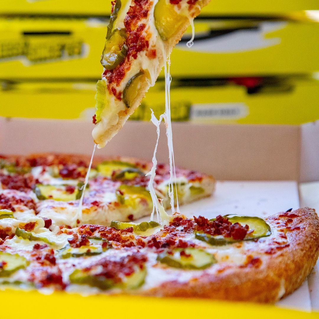 HowiePlantation's tweet image. The best way to start your week? With a slice of pizza, of course! 🍕👌 #MondayFeeling #PizzaGoals #PizzaLove #PizzaIsAlwaysAGoodIdea #Foodie