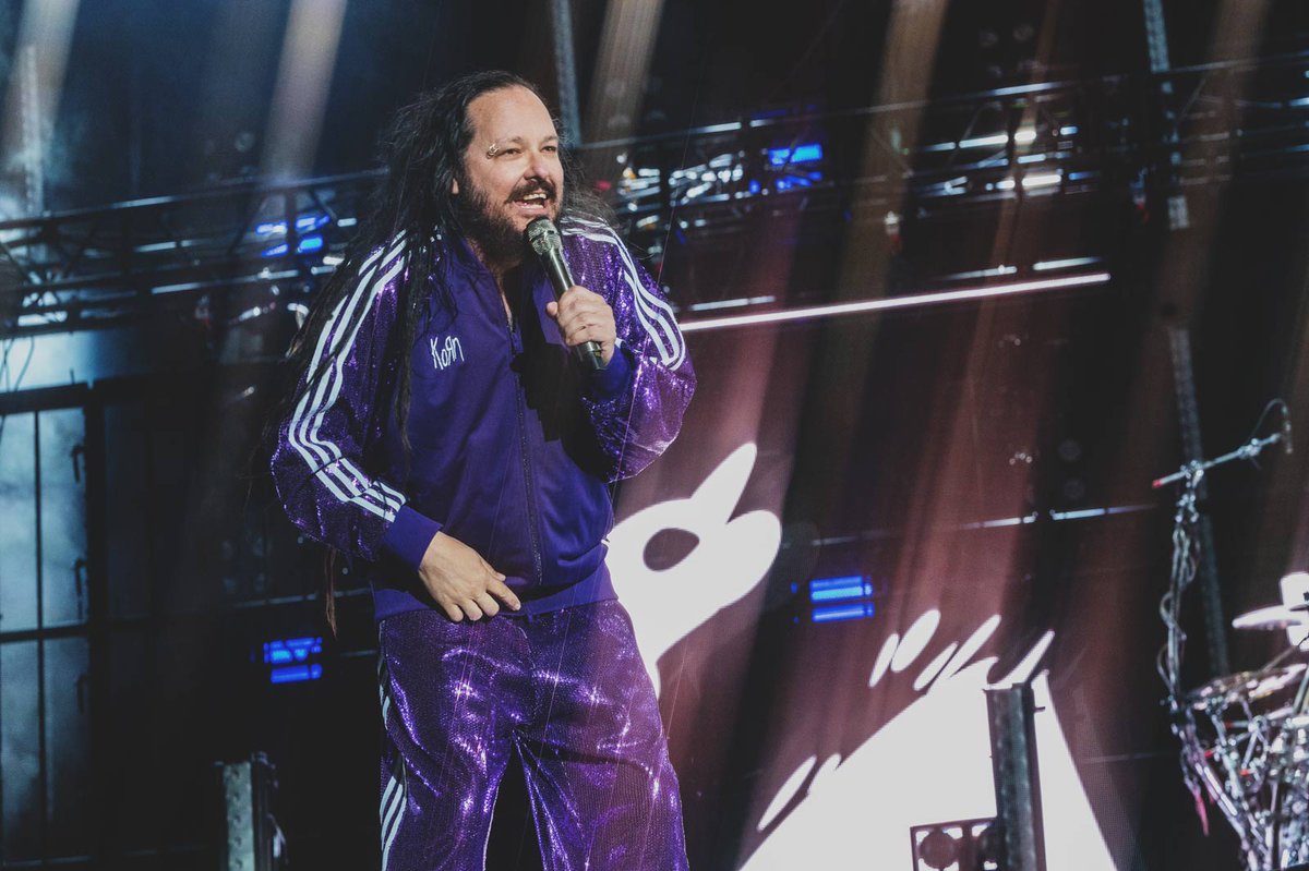💜 All day I dream about sequins! 

Jonathan Davis brought back his iconic purple tracksuit for #sicknewworld