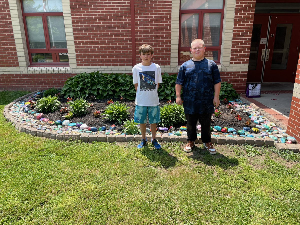 CCPS_SGE's tweet photo. Thanks to our PTA for providing flowers and to our guys for cleaning up and planting them! https://t.co/KjatxUcSbO