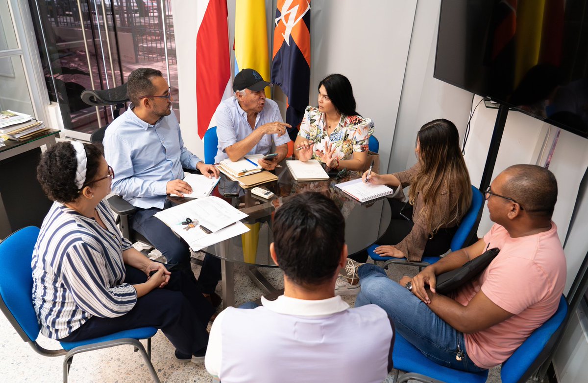 danilohernandez's tweet photo. En encuentro con funcionarios de @MalamboAlcaldia dialogamos sobre el otorgamiento de 10 becas doctorales para los habitantes de este municipio. Junto a la Secretaria @SplataSandra trazamos una hoja de ruta para seguir avanzando en estas alianzas estratégicas. https://t.co/2shBoxl2Fg