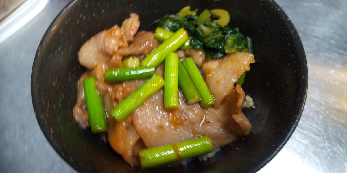 おはようございます☀
武蔵野うどんあっとんです☺
今日は暑くなりそうですね😅
5/16本日の日替わりうどんセットは
●ソーキ梅煮うどん
（梅の苦手な方も大丈夫ですよ！）
●豚とニンニク芽の甘辛丼です。
明日の水曜日は営業致します。
今日もよろしくお願い致します☺️🤗