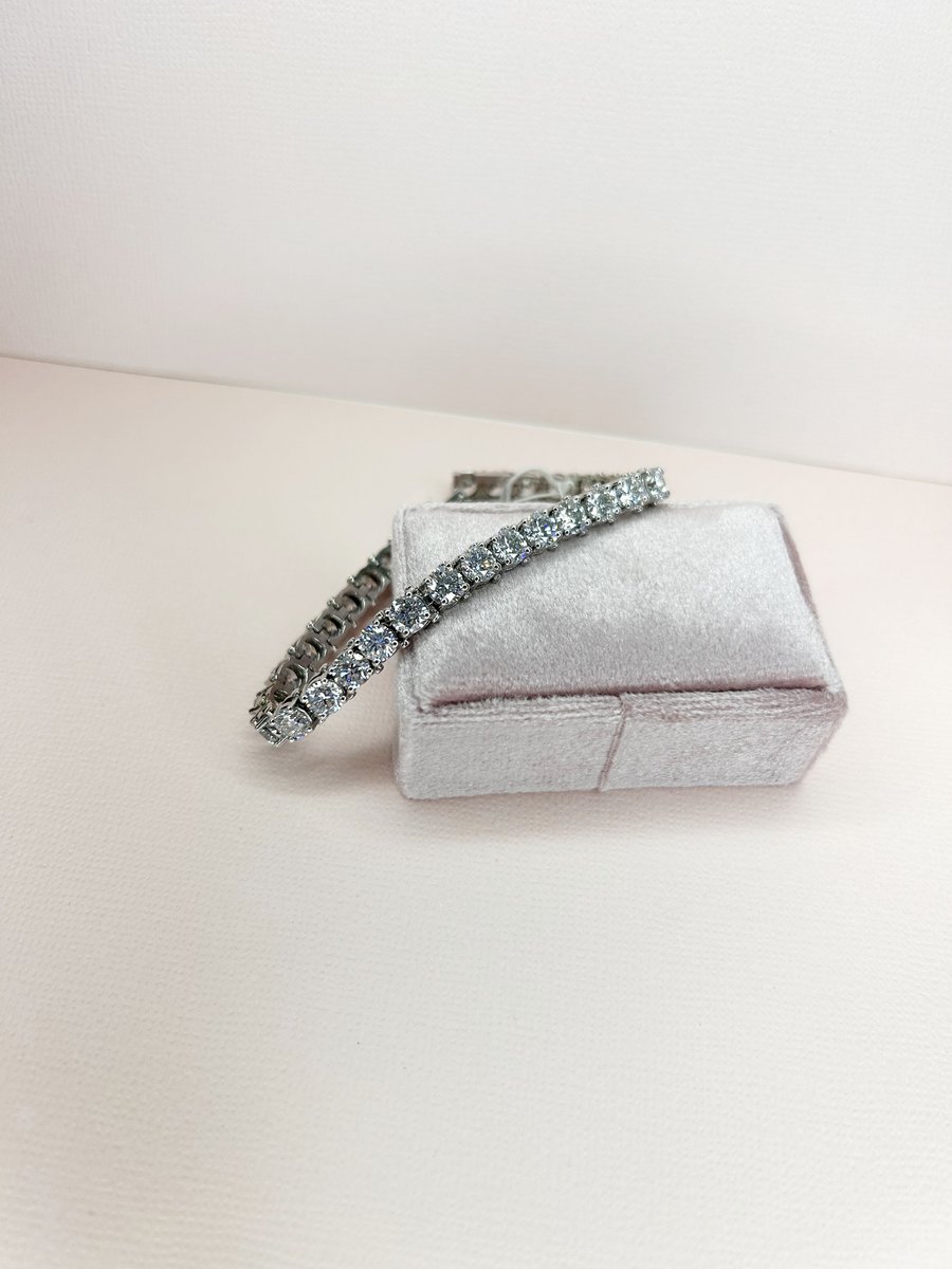 Start your week off right with a little sparkle from this stunning diamond tennis bracelet
Shop Here: etsy.com/listing/142151…

#tennisbracelet #diamondbracelet #diamondjewelrydallas #diamondandgoldwarehouse #wholesalejewelry