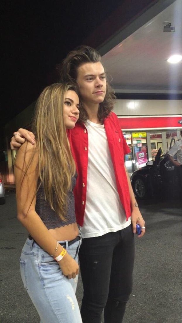 Rennt91's tweet image. Como se ve tan tranquila?!!?!?!? Si yo hubiera encontrado a lhh me desmayo, convulsiono, me recupero, le pido una foto y me muero😻