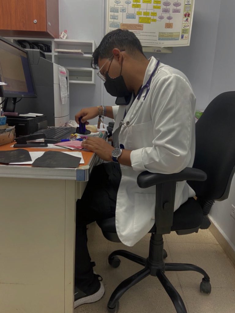 rubenescobar_'s tweet photo. Hoy mi papá sacó un cupo en la policlínica en la que estoy sólo porque quería verme trabajando jajaja él estaba tan emocionado y orgulloso que me tomó estas fotos.
💙Te amo papi, gracias por ser mi más grande fan. https://t.co/jrSDVTlR0w