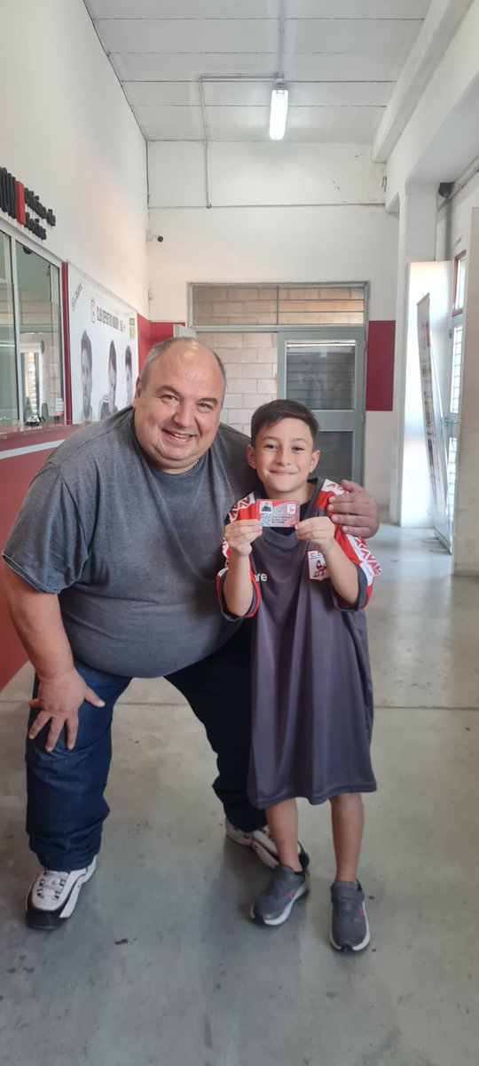 gastoncapurro's tweet photo. Institucional | ¡Bautista ya es socio de Morón! 👏🏼

❤️ En el día de hoy, y gracias a la gestión de Comisión Directiva del club, Bautista Benitez, el nene que protagonizó junto a su abuelo, Roberto, el video que nos emocionó a todos, recibió su carnet de socio!!
Bienvenido!! https://t.co/V8x1Dk25YN