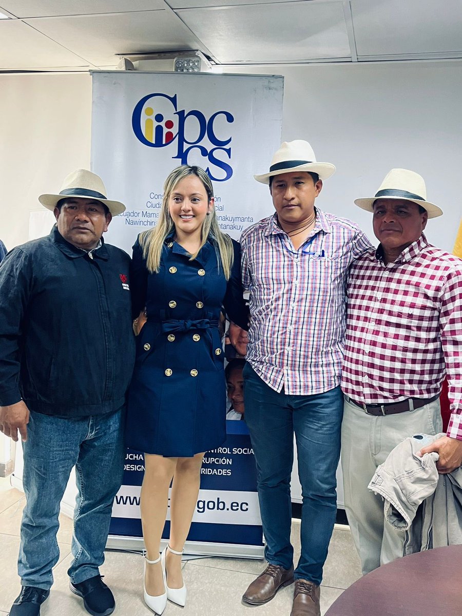 VerdezotoJoha's tweet image. 🇪🇨 Desde el 1 día q decidí postularme como Consejera del @CpccsEc he recogido los sentimientos de mis mandantes y esta tarde están aquí las organizaciones sociales respaldando nuestras desiciones, fiel a respetar su voluntad construiremos un Ecuador incluyente y participativo.