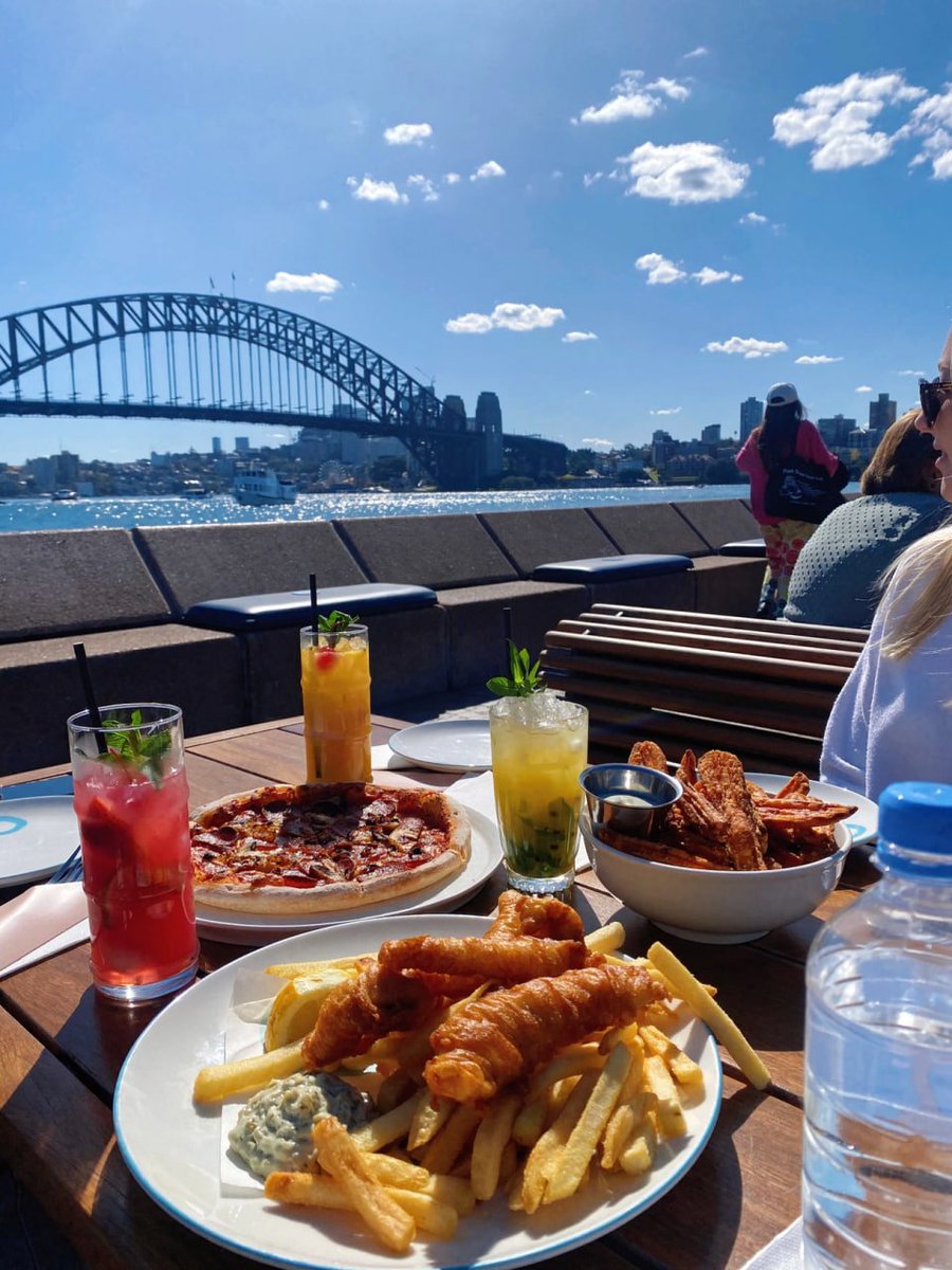 DistanceMagic's tweet image. A dinner with friends who are new to Australia ~ at first I didn't know what to take them to eat, then I decided to come to this opera bar 🍸 when I walked next to the Sydney Opera House
