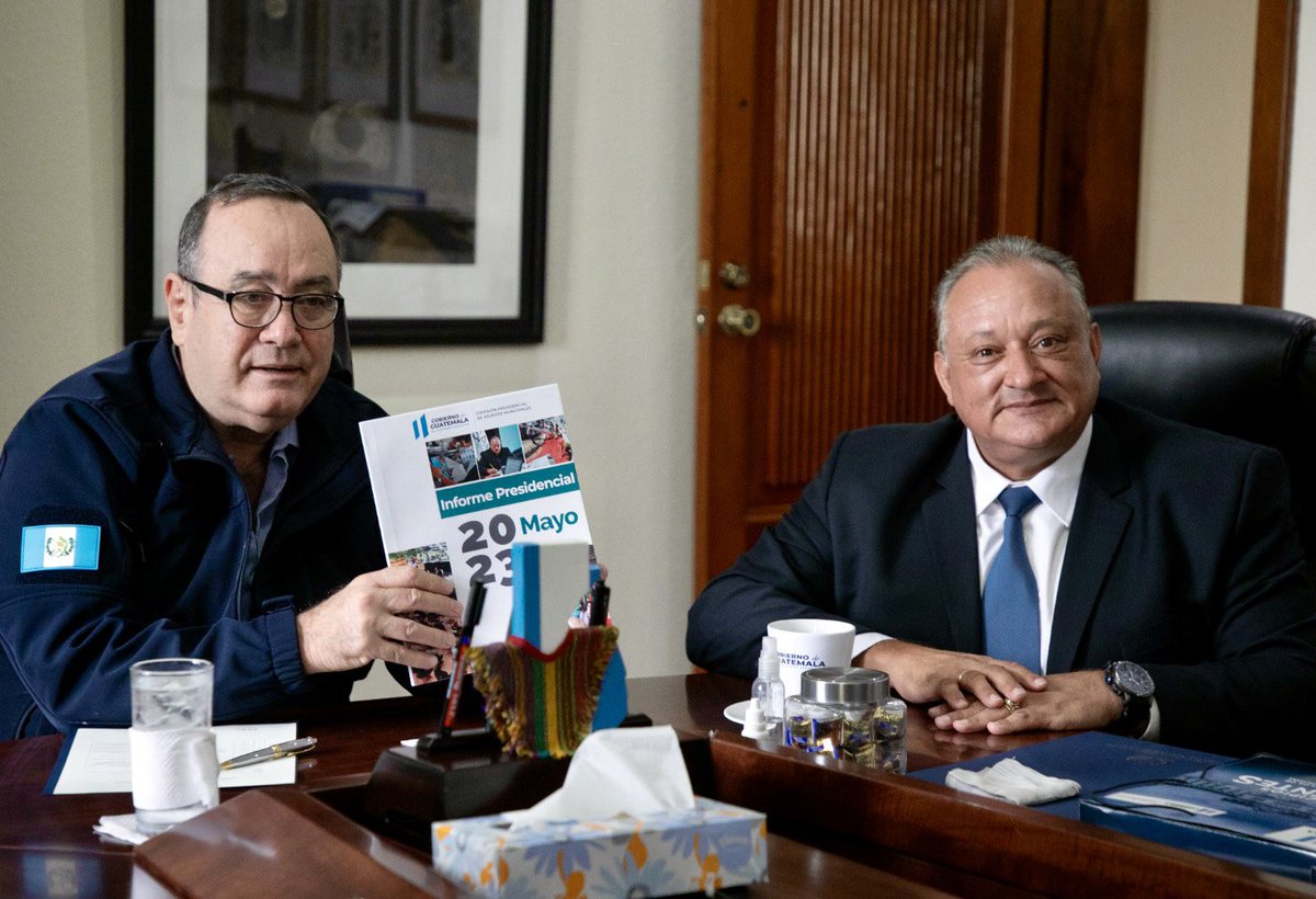 DrGiammattei's tweet photo. Recibí el primer informe cuatrimestral 2023 de la @Copresam sobre las acciones realizadas y el fortalecimiento de las Oficinas de Agua y Saneamiento #OMAS que ya son 160 en todo el país para una gestión integral del recurso hídrico.
#ElGobDeLosGuatemaltecos https://t.co/uhmRuUrSiI