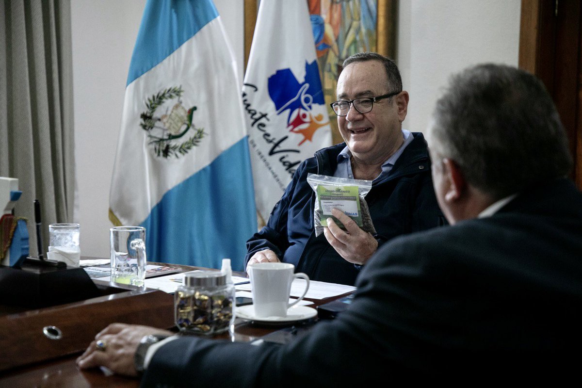 DrGiammattei's tweet photo. Recibí el primer informe cuatrimestral 2023 de la @Copresam sobre las acciones realizadas y el fortalecimiento de las Oficinas de Agua y Saneamiento #OMAS que ya son 160 en todo el país para una gestión integral del recurso hídrico.
#ElGobDeLosGuatemaltecos https://t.co/uhmRuUrSiI