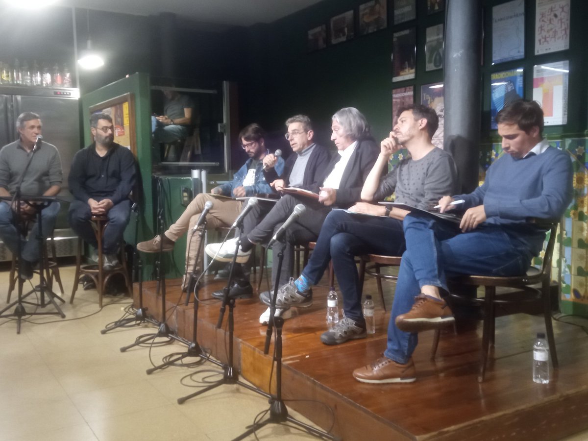 Debat electoral sobre #culturapopular al CAT de Gràcia, una iniciativa força interessant. Sembla que el nou concepte fetitxe és "cultura comunitària".