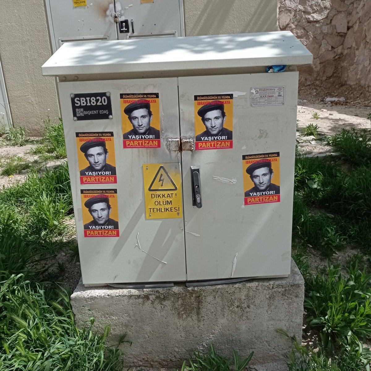 Ank_Partizan1's tweet photo. Ölümsüzlüğünün 50. Yılında Etimesgut'ta Yaptığımız Sticker Çalışması ile İbrahim Kaypakkaya'yı Anıyoruz.
İbrahim Kaypakkaya Yarım Asırdır Yaşıyor Asırlarca Yaşayacak!
Nerede Bir Direniş Varsa Kaypakkaya Orada Yaşıyor!

#Kaypakkaya50Yıl 
#18Mayıs
#İbrahimKaypakkaya https://t.co/ujwcVGlRMv