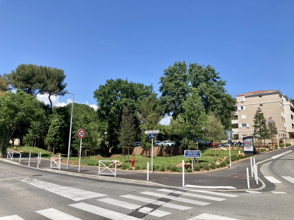 XWiik's tweet photo. ✅Petite satisfaction d'élu local
👉🏽 à l'occasion d'un rendez-vous avec une commerçante pour l'aider à régler un problème 📲 se tourner & constater qu'un projet utile pour un quartier est sorti de terre 🌳 & de belle manière 🙂 !
#AntibesJuanLesPins #ParkingPaysagé #Combes https://t.co/eH629uCsqb