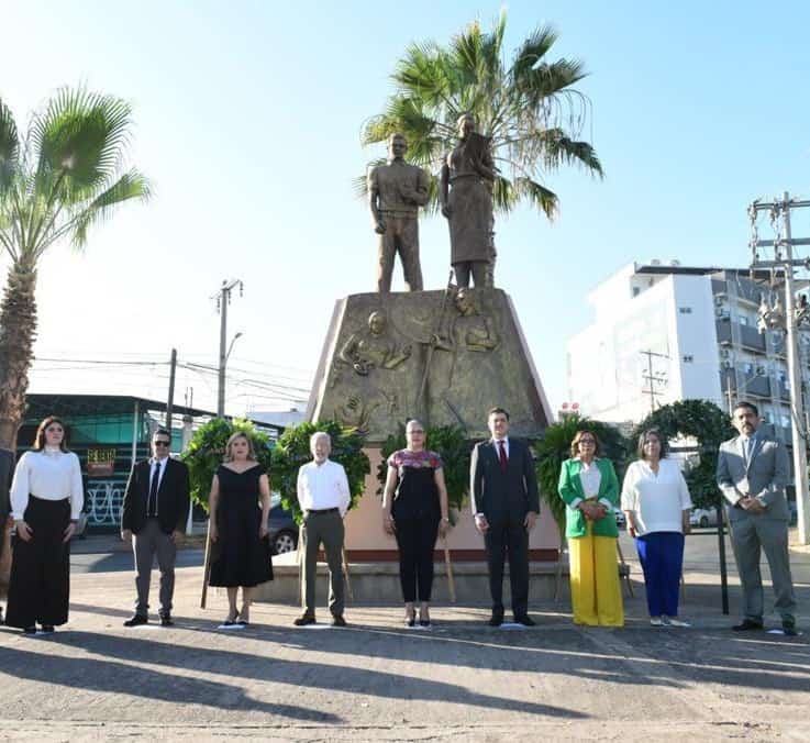 GracielaDguezN's tweet photo. Reconociendo la importante labor que realizan a favor de la formación de la niñez y juventud sinaloense, montamos una guardia de honor en el Monumento a la Maestra y el Maestro, con la presencia de autoridades educativas, municipales y sindicales. 

#EducarParaTransformar https://t.co/uvx00ihSt8