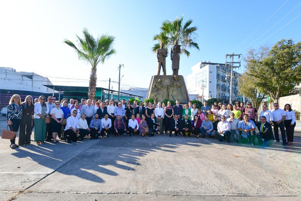 GracielaDguezN's tweet photo. Reconociendo la importante labor que realizan a favor de la formación de la niñez y juventud sinaloense, montamos una guardia de honor en el Monumento a la Maestra y el Maestro, con la presencia de autoridades educativas, municipales y sindicales. 

#EducarParaTransformar https://t.co/uvx00ihSt8
