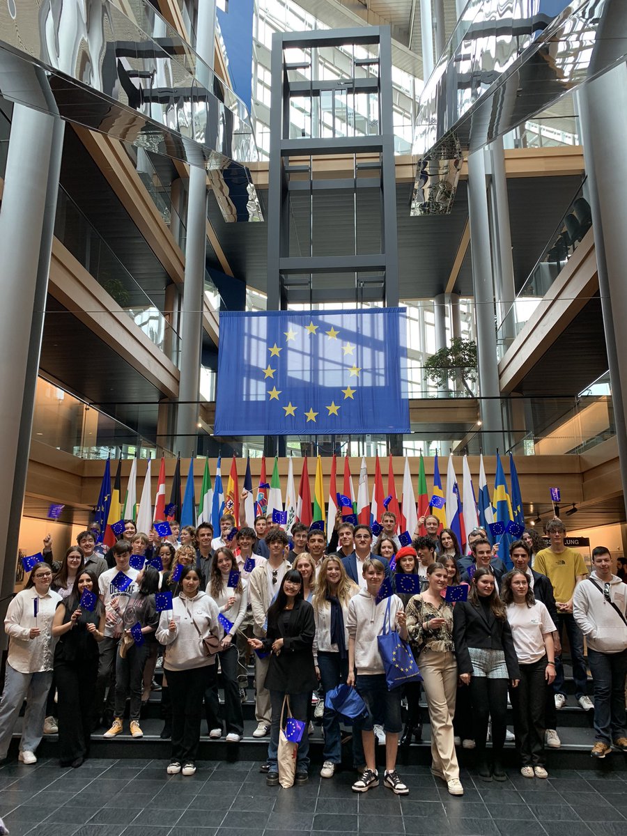 Une collaboration prometteuse qui se met en place entre @cavlnancymetz, @cavl_reims et @CavlStrasbourg lors de cette rencontre au Parlement européen et à l’école européenne de Strasbourg !👌 Bravo aux DAVLC pour leur implication dans ce beau projet collectif !👏