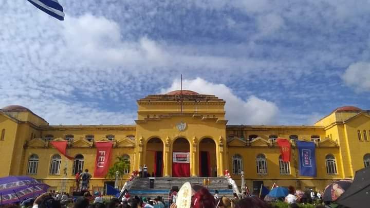 ComiteIsla's tweet photo. Fidel Antonio Castro, nieto del Comandante en Jefe, líder del #SaltoXFidel , realizó un salto en paracaídas en la mañana de hoy como parte de las actividades por el aniversario 68 de la salida de Fidel y el resto de los Moncadistas del Presidio Modelo, #UnaMejorJuventud https://t.co/0p25U9Uk0d