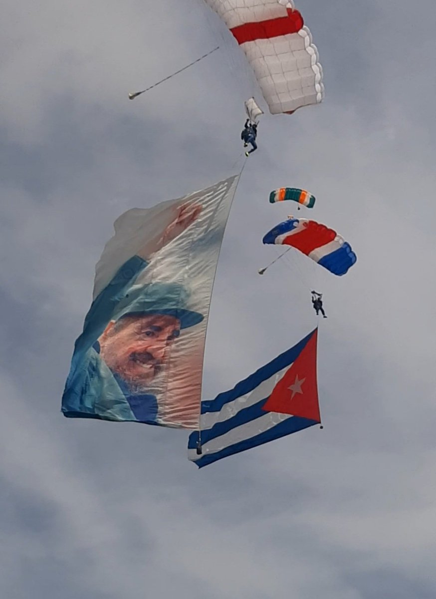 ComiteIsla's tweet photo. Fidel Antonio Castro, nieto del Comandante en Jefe, líder del #SaltoXFidel , realizó un salto en paracaídas en la mañana de hoy como parte de las actividades por el aniversario 68 de la salida de Fidel y el resto de los Moncadistas del Presidio Modelo, #UnaMejorJuventud https://t.co/0p25U9Uk0d