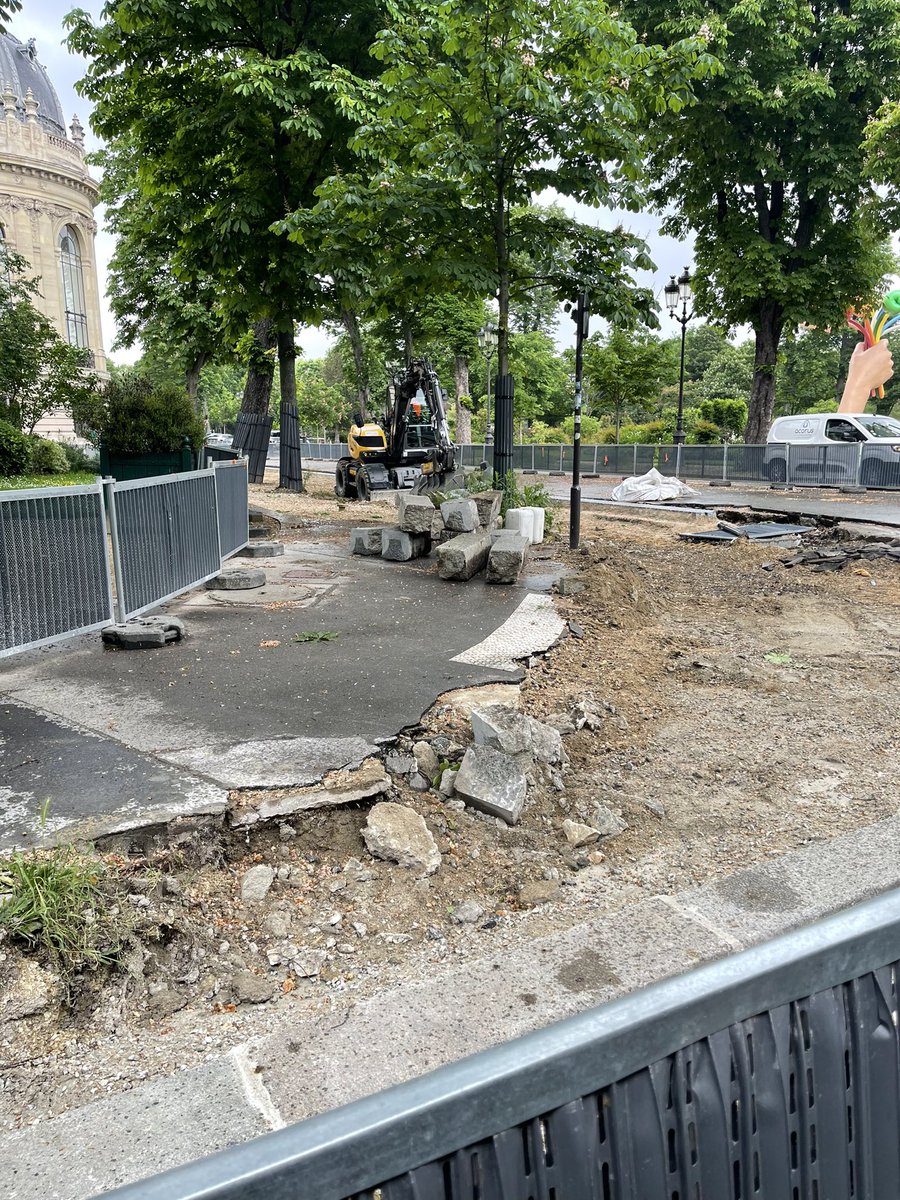chipie21's tweet photo. Interdisez donc à cette @Anne_Hidalgo de gérer Paris-une des plus belles villes du monde maintenant trouée de PARTOUT par la société #Fayolle, qui n’a apparemment pas de personnel pour les reboucher #AnneHidalgo #Incompetence #ingerance #dehorslesnuls #vite #courslareine #honte https://t.co/sM8XbPAcu4
