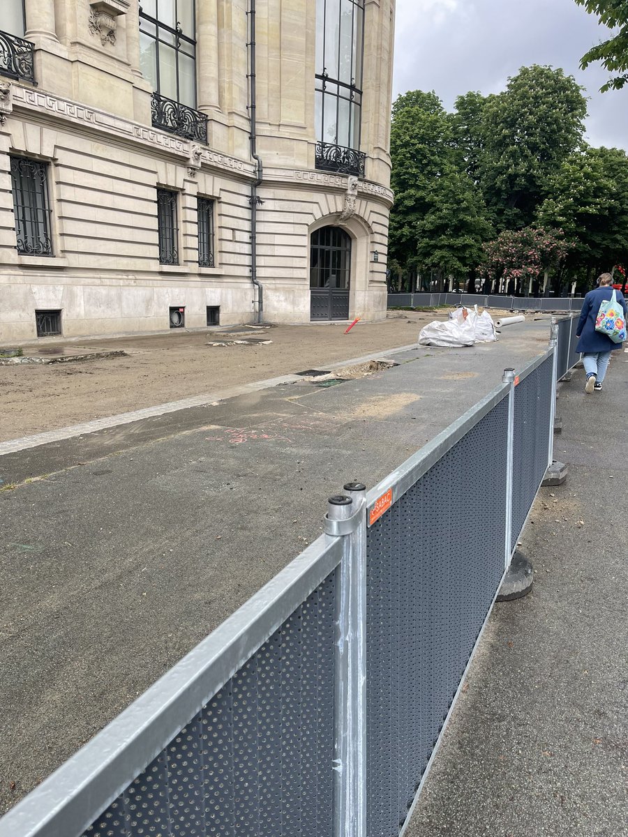 chipie21's tweet photo. Interdisez donc à cette @Anne_Hidalgo de gérer Paris-une des plus belles villes du monde maintenant trouée de PARTOUT par la société #Fayolle, qui n’a apparemment pas de personnel pour les reboucher #AnneHidalgo #Incompetence #ingerance #dehorslesnuls #vite #courslareine #honte https://t.co/sM8XbPAcu4