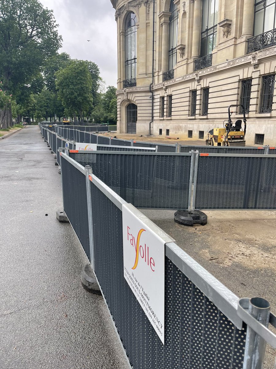 chipie21's tweet photo. Interdisez donc à cette @Anne_Hidalgo de gérer Paris-une des plus belles villes du monde maintenant trouée de PARTOUT par la société #Fayolle, qui n’a apparemment pas de personnel pour les reboucher #AnneHidalgo #Incompetence #ingerance #dehorslesnuls #vite #courslareine #honte https://t.co/sM8XbPAcu4