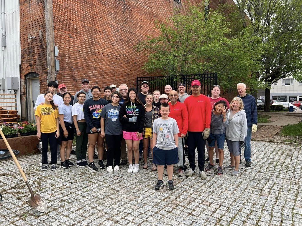 WestLibertyCSD's tweet photo. This weekend the West Liberty Rotary Club and the Interact Club were busy making West Liberty beautiful!  Awesome teamwork!  #communitybeautification #teamworkmakesthedreamwork https://t.co/MYOI3Bp9ve