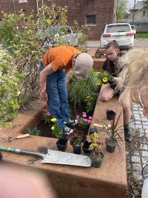 WestLibertyCSD's tweet photo. This weekend the West Liberty Rotary Club and the Interact Club were busy making West Liberty beautiful!  Awesome teamwork!  #communitybeautification #teamworkmakesthedreamwork https://t.co/MYOI3Bp9ve