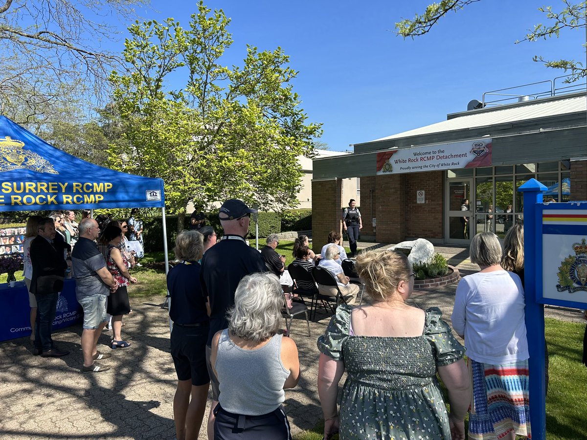 TrevHal's tweet image. A beautiful memorial for the survivors and victims of crime was unveiled today in @whiterockcity by Mayor Knight and the @WhiteRockRCMP. #bcpoli #victimsweek #whiterock