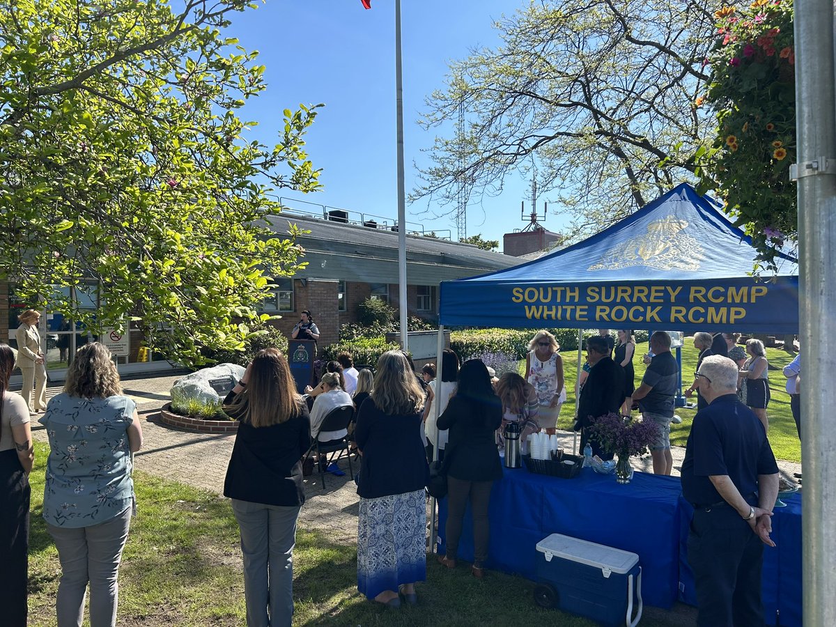 TrevHal's tweet image. A beautiful memorial for the survivors and victims of crime was unveiled today in @whiterockcity by Mayor Knight and the @WhiteRockRCMP. #bcpoli #victimsweek #whiterock