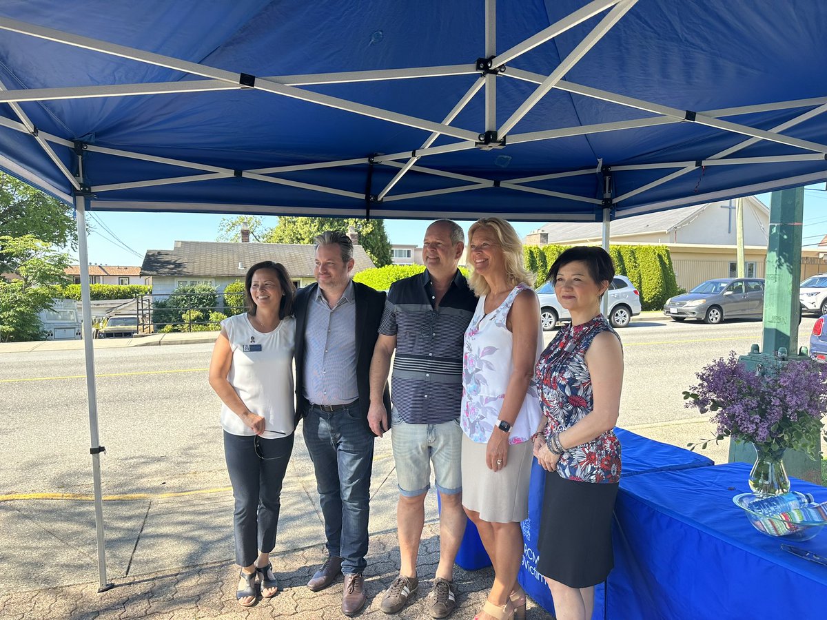 TrevHal's tweet image. A beautiful memorial for the survivors and victims of crime was unveiled today in @whiterockcity by Mayor Knight and the @WhiteRockRCMP. #bcpoli #victimsweek #whiterock