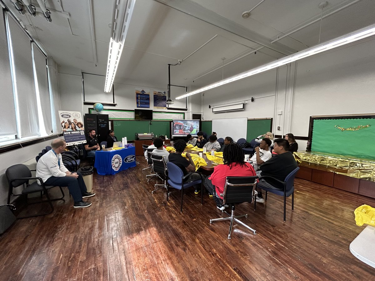 It takes a village! Everybody Counts brought visitors from Ford and UPS to meet with our seniors today! We love connecting students with post-secondary opportunity within our community! <a href="/SirMonkus/">Erik Huber</a> @JCPSHighEA_MAC