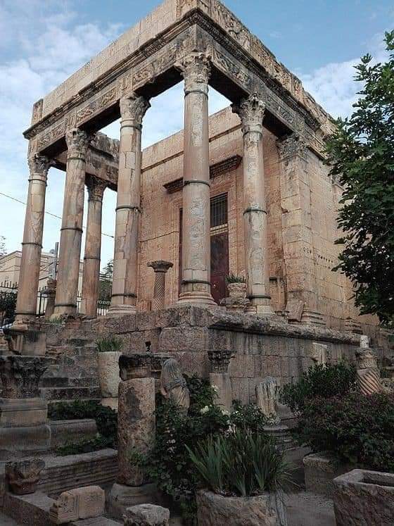 Templo de Minerva; Thevest (Tébessa), Argelia. Fue construido entre 98-117 d.C. Se transforma en iglesia en la época bizantina, en casa en la época otomana y en prisión y luego en iglesia, durante la colonización francesa. Actualmente utilizado como museo (Musée de Minerve)
