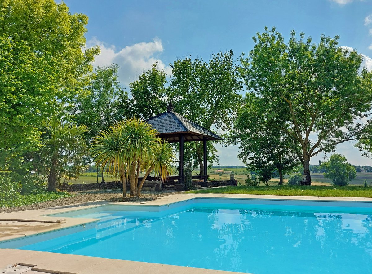 Yesterday evening at the pool 
#poolfortwo #holidayvilla #France #charentemaritime #villafortwo #ruralretreat #privatepool #vineyardview #villawithpool #sawdaystravel