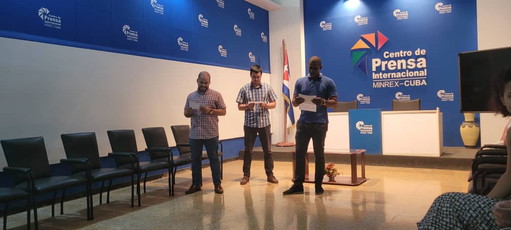 ilianafonseca67's tweet photo. Gracias a nuestros compañeros de la Dirección General de Prensa y Comunicación, por el lindo reconocimiento a las MADRES. 
#Cuba https://t.co/eyFVQB2bZC