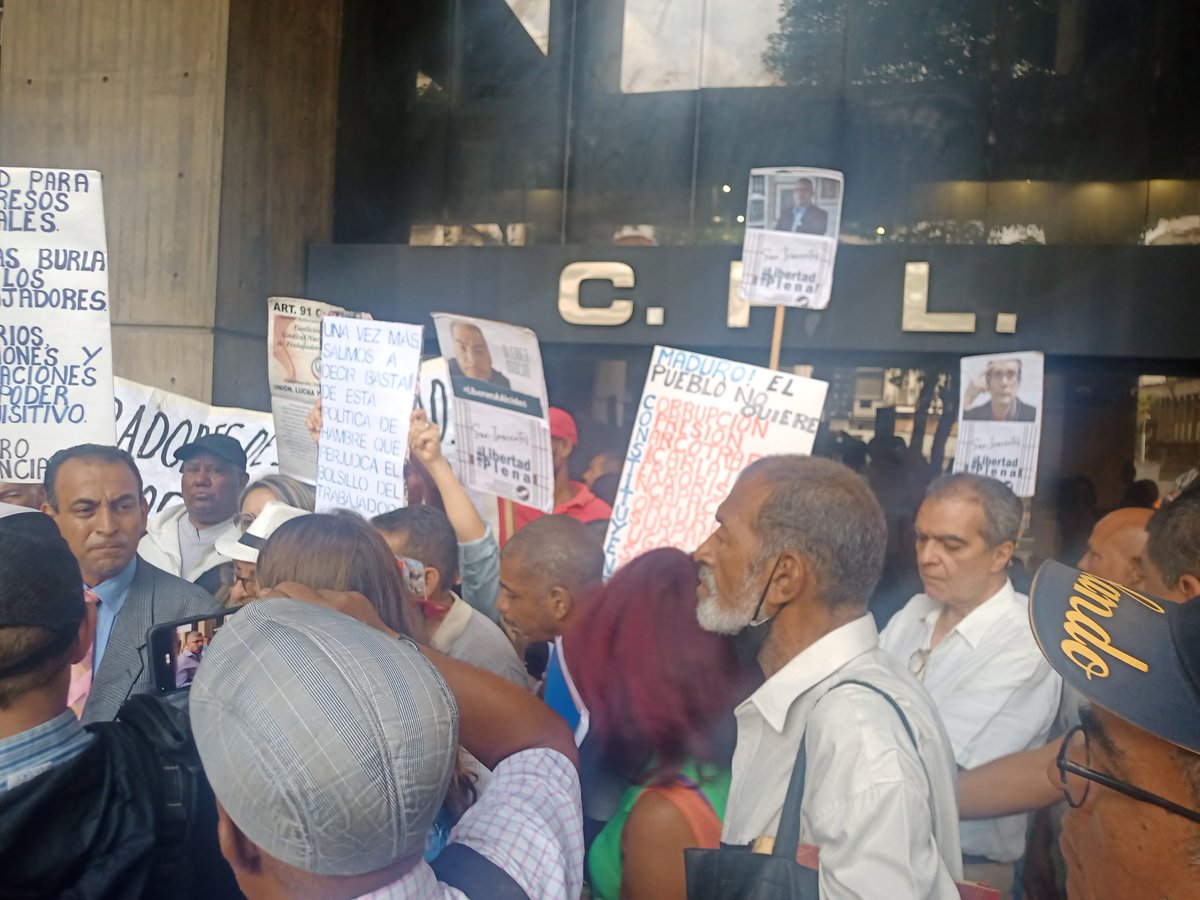 LUCHAS | 📸 | #15Mayo | Trabajadores y defensores de #DDHH acudieron a la @Defensoria_Vzla a exigir  pronunciamiento sobre la violación de derechos laborales y la injusta detención de dirigentes sindicales y #LuchadoresSociales. #SonInocentes.