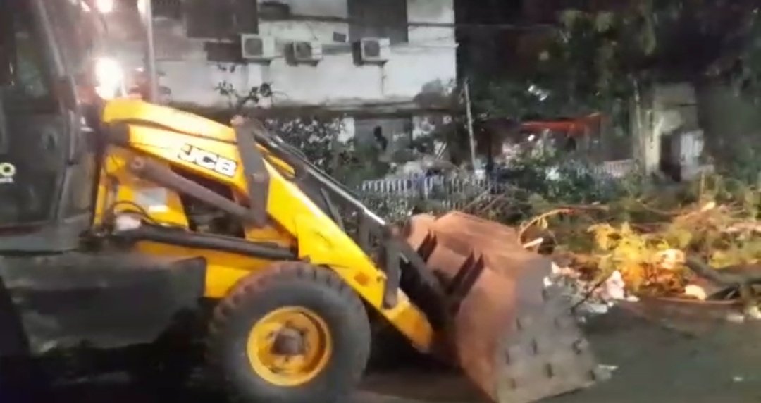 kmc_kolkata's tweet photo. Pictures of removal of uprooted trees and broken branches by our frontline workers at Ward 63

#KMConDuty https://t.co/9RvXkGkrvZ