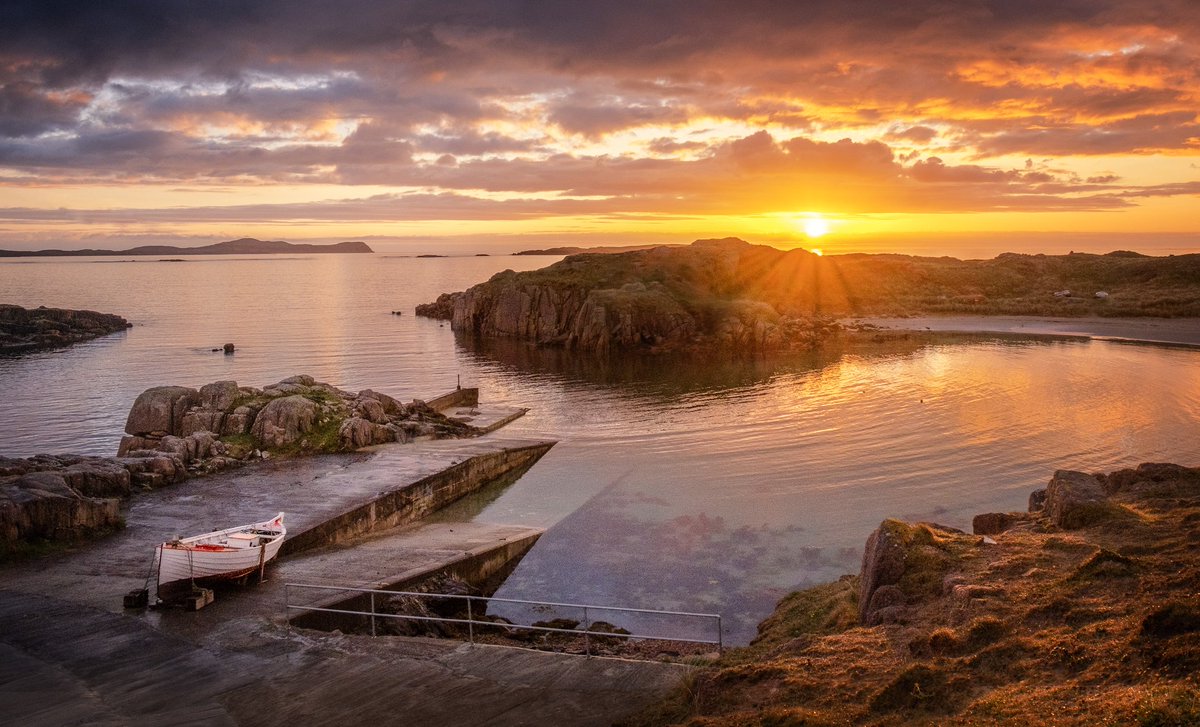TRÁ AN BHAID
A small final blast of sunset at the end of the day over the calm seas of Carrickfinn.

#odonnellphotography <a href="/AimsirTG4/">Aimsir TG4 💚</a> <a href="/Barrscealta1/">Barrscéalta @RTÉ RnaG</a> <a href="/wildatlanticway/">Wild Atlantic Way</a> <a href="/govisitdonegal/">Donegal Tourism</a>