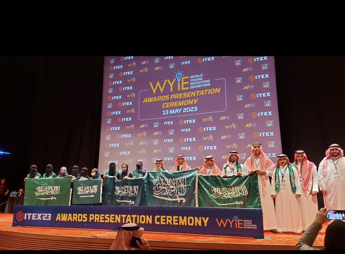 ARRASS0's tweet photo. يتقدم رئيس واعضاء مجلس اهالي #الرس بالتهاني والتبريكات للطالبة ألين عمرالقبلان من #تعليم_الرس في المنتخب السعودي المشارك بمعرض ايتكس الدولي للاختراعات لحصولها على  الميداليةالذهبية الوحيدة في مجال هندسة المواد، و الجائزة الخاصة لأفضل اختراع دولي بالمعرض على مستوى العالم. 
#الرس https://t.co/WZMYeGrOZ0
