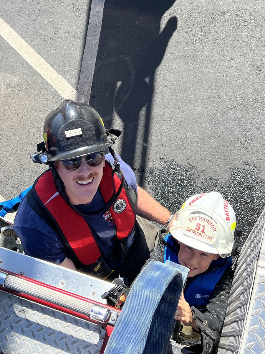 GigHarborFire's tweet image. Training our future heroes, one day at a time! 🚒👦🏼 We had a special guest join us at Gig Harbor Fire to help us load up some fire hoses. Who knows, this little guy might just be a part of our team one day! #GigHarborFire #FutureFirefighter #JuniorHero #CommunityEngagement