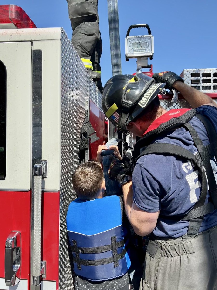 GigHarborFire's tweet image. Training our future heroes, one day at a time! 🚒👦🏼 We had a special guest join us at Gig Harbor Fire to help us load up some fire hoses. Who knows, this little guy might just be a part of our team one day! #GigHarborFire #FutureFirefighter #JuniorHero #CommunityEngagement