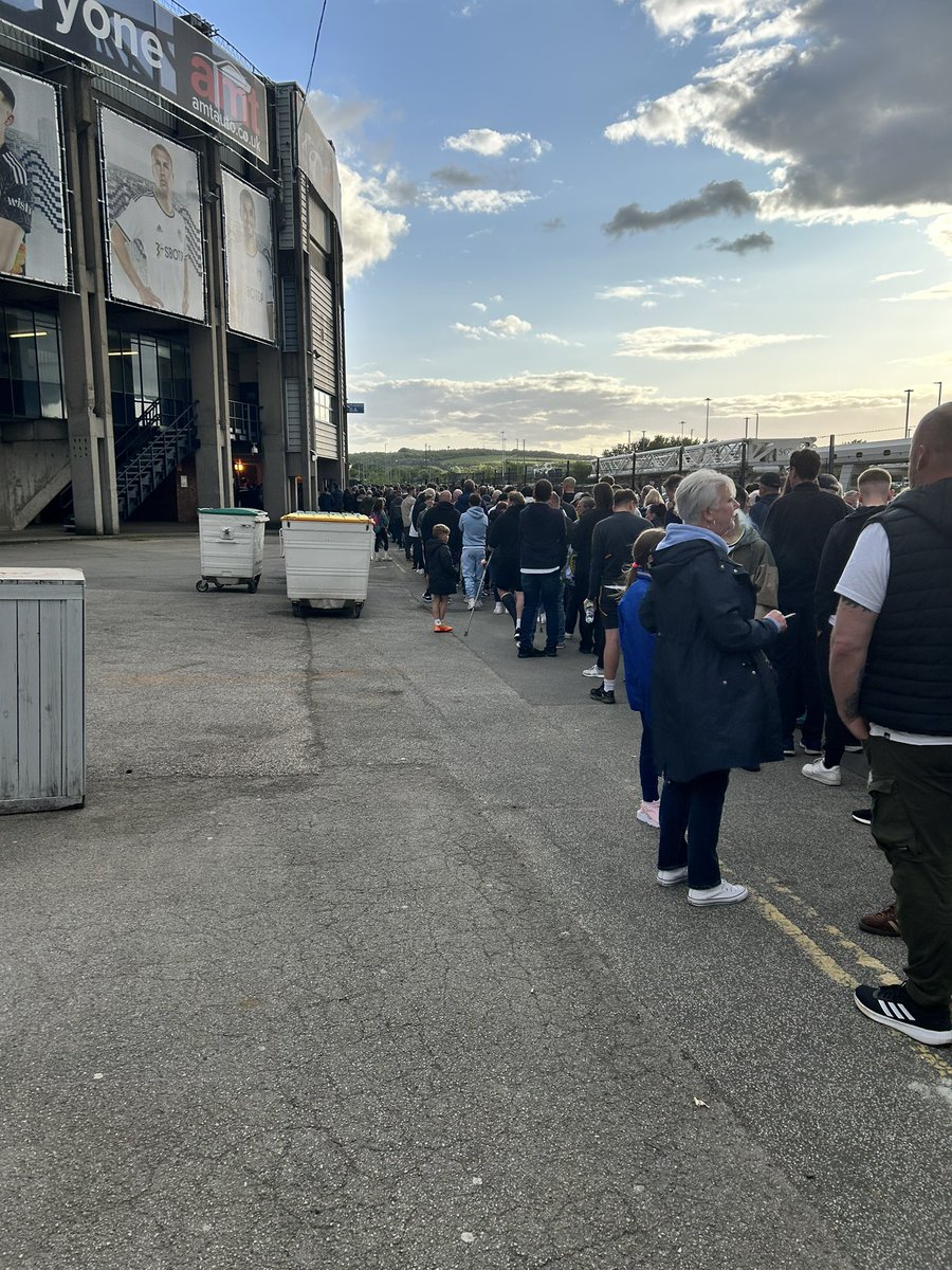 nessa_lew's tweet photo. @andrearadri not good enough , stood outside the ground at 7.05 https://t.co/cfaha5mw0B
