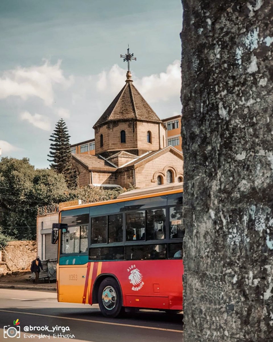 ⛪ 𝘼 𝙎𝙣𝙚𝙚𝙠 𝙞𝙣𝙩𝙤 𝙩𝙝𝙚 𝕊𝕥𝕣𝕖𝕖𝕥𝕤 🚎 🛑
 •  አ ዲ ስ  አ በ ባ • #Streets 📸
 #AddisAbaba || #Ethiopia 🇪🇹 
 °°°

Follow ➡️ <a href="/EverydayEthio/">Everyday Ethiopia 💚💛❤</a> ⬅️ 💯 
#photooftheday #oldtown #architecture #EverydayEthiopia #bus (Credits: @brook_yirga)