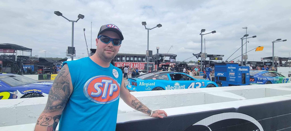 Tundra_43's tweet photo. Thank you @Erik_Jones for the autograph, means a lot! Nothing better then @OriginalSTP &amp; The King @therichardpetty #43 @LegacyMotorclub #Support43 #TheKingsOil https://t.co/cGaxYccb1V