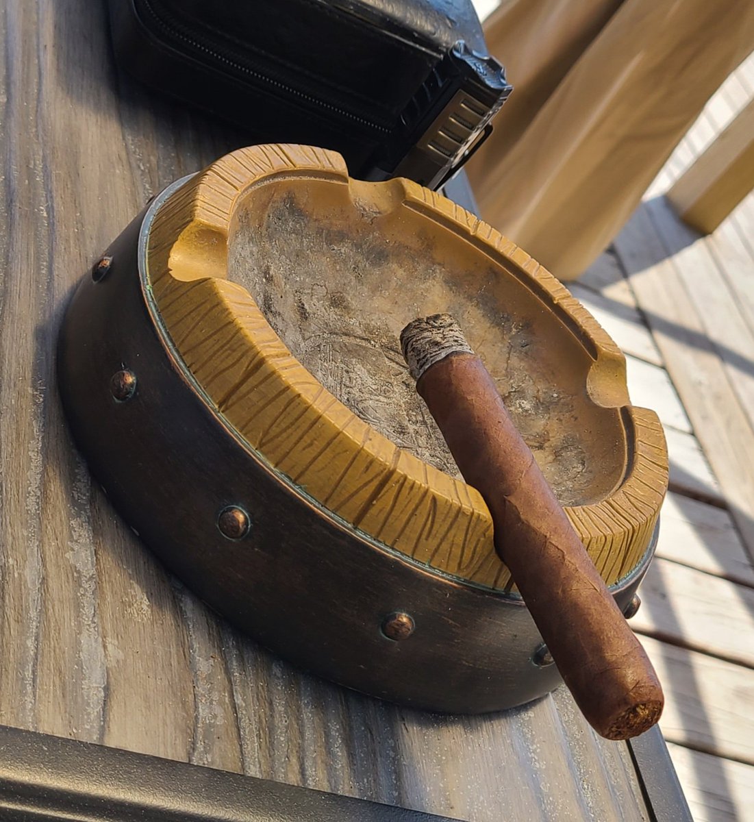 DBabeluck's tweet photo. I hope everyone is having a fine afternoon. I am enjoying this #FarmRolled from @privadacigar .
Earthy. Vanilla. I am picking up a slight honey note. Very pleasant. https://t.co/Q0BsoKMTxb