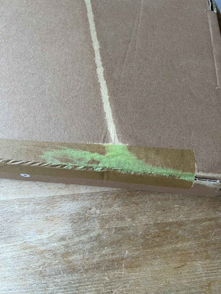 Hey <a href="/DHLPaket/">DHL Paket</a>, ist das euer Ernst ein Paket in diesem Zustand abzuliefern? Was ist da für grüne Flüssigkeit ausgelaufen?? Kann ich das überhaupt gefahrlos anfassen?? 😡 

GoGreen hab ich mir irgendwie anders vorgestellt…

FYI <a href="/ARMEDANGELS/">ARMEDANGELS</a>