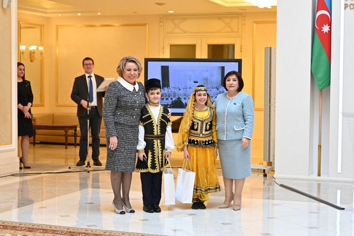 Az_Spiker's tweet photo. Rusiya Federal Məclisinin Federasiya Şurasının sədri Valentina Matviyenko ilə birlikdə Ulu Öndər Heydər Əliyevin anadan olmasının 100 illiyinə həsr olunmuş sərginin açılış mərasimində iştirak etdik, Ümummilli Liderimizin misilsiz xidmətləri haqqında fikirlərimizi bölüşdük. https://t.co/U3Rbr4qwNj