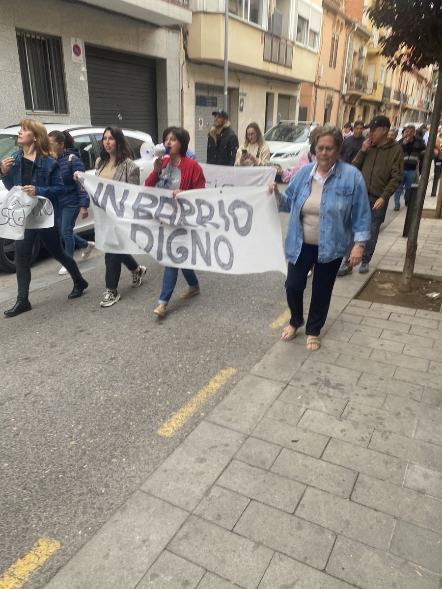 Pakbdn's tweet photo. Un barrio digno un barrio limpio esas eran Palabras de los vecinos de #badalona #pakbdn #ayuntamientobadalona https://t.co/OExdcoM5qR