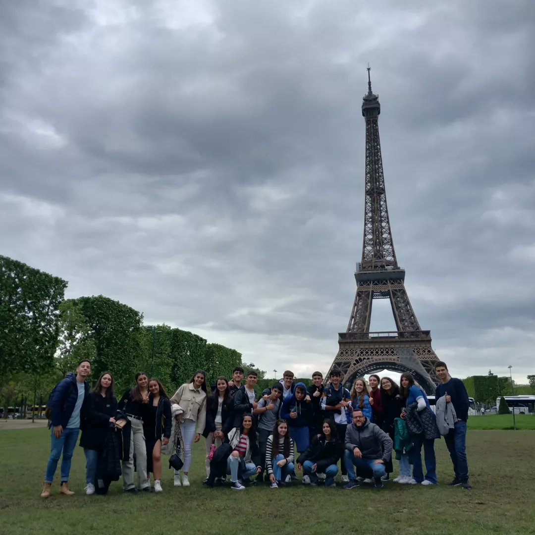IES_AE's tweet photo. Finaliza la movilidad en grupo de nuestro alumnado en Francia. Una semana cargada de experiencias, emociones y aprendizaje. Muchas gracias a los responsables del @ARimbaud_CLG_86 por su acogida, y a los alumnos y sus familias por su cariño. #ErasmusPlus #KA121 #Latillé 🇫🇷🇪🇸🇪🇺 https://t.co/RXh29IJqQl