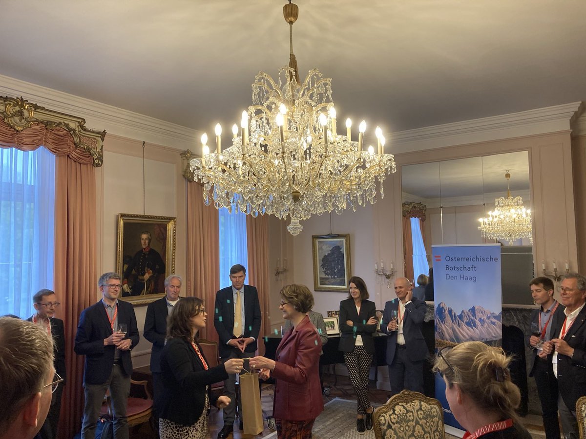 #ReFocusAustria-Empfang in der Residenz: Studienreise von <a href="/ACRforschung/">ACR - Austrian Cooperative Research</a> führt eine große 🇦🇹 Delegation mit Vertreter*innen von Wirtschaft, Forschung, Start-ups &amp; Medien in die 🇳🇱. Ausgezeichnete Wahl, um Innovation hautnah zu erleben &amp; sich bei Mobilität, Klima uam zu vernetzen.