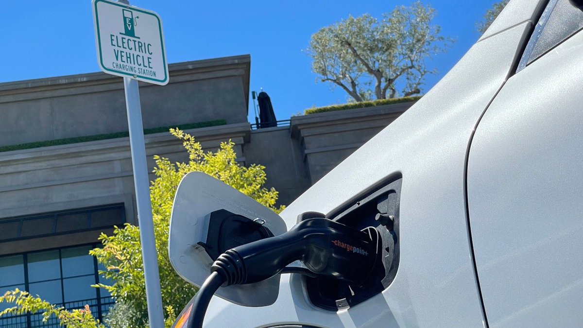 DallasTexasTV's tweet photo. New Texas bill signed by Greg Abbott will require owners of electric vehicles to pay $400 to register a new electric vehicle https://t.co/xAX2aARbt3